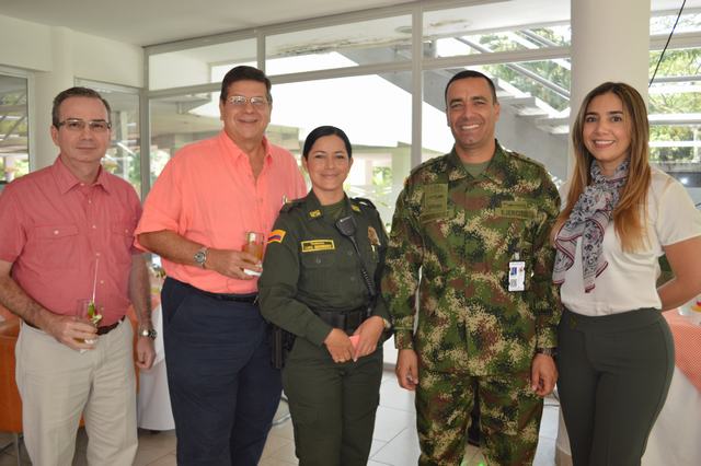 Félix Cárdenas, Jimeno Durán, Teniente Károl Bohórquez, Coronel Óscar Rodríguez y Maria Fernanda Cuenca de Rodríguez.